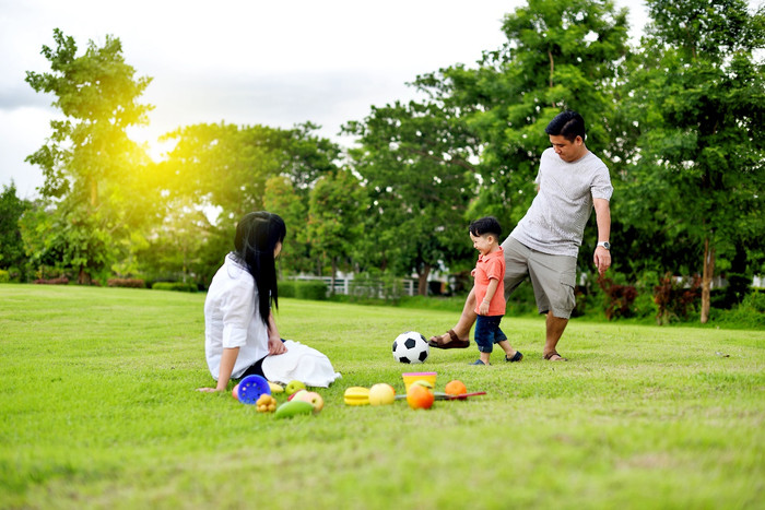 Trẻ nhỏ được lăn lộn, vui đùa giữa thiên nhiên là cách phát triển cả vận động và tâm thức một cách tốt nhất. Trẻ nhỏ được lăn lộn, vui đùa giữa thiên nhiên là cách phát triển cả vận động và tâm thức một cách tốt nhất.