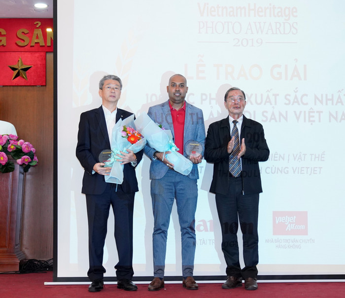 Phó giám đốc Thương mại Vietjet – ông Jay L Lingeswara (giữa) nhận kỉ niệm chương và chia sẻ về chặng đường đồng hành 7 năm qua với chương trình Phó giám đốc Thương mại Vietjet – ông Jay L Lingeswara (giữa) nhận kỉ niệm chương và chia sẻ về chặng đường đồng hành 7 năm qua với chương trình