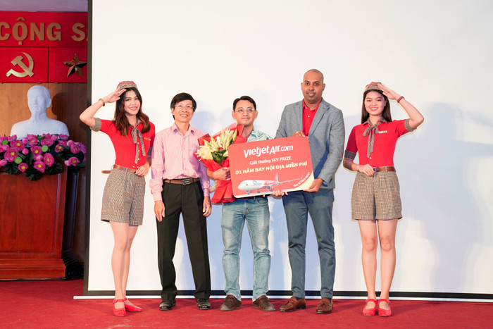 Tác giả Nguyễn Trọng Đợi nhận giải thưởng SKY Prize từ đại diện Vietjet Tác giả Nguyễn Trọng Đợi nhận giải thưởng SKY Prize từ đại diện Vietjet