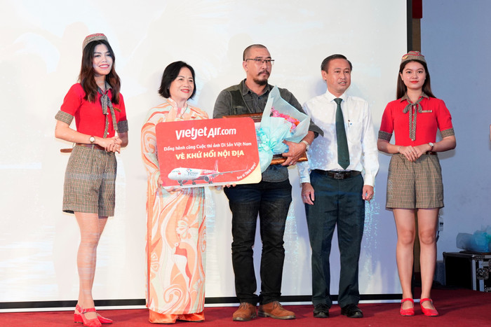 Hãng cũng trao thêm nhiều vé máy bay cho các tác phẩm đạt giải đặc biệt và tác giả trẻ nhằm tạo điều kiện hơn nữa cho các nhiếp ảnh gia khám phá vẻ đẹp di sản Việt Nam Hãng cũng trao thêm nhiều vé máy bay cho các tác phẩm đạt giải đặc biệt và tác giả trẻ nhằm tạo điều kiện hơn nữa cho các nhiếp ảnh gia khám phá vẻ đẹp di sản Việt Nam