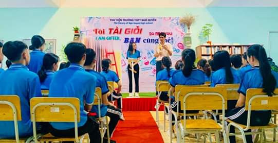 Thầy giáo Tưởng cùng học sinh trong tiết đọc sách tại sân khấu "Thư viện truyền cảm hứng" Thầy giáo Tưởng cùng học sinh trong tiết đọc sách tại sân khấu "Thư viện truyền cảm hứng"