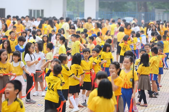 Học sinh cùng đến trường trong trang phục vàng - màu của nhân ái, niềm tin và sự lạc quan.