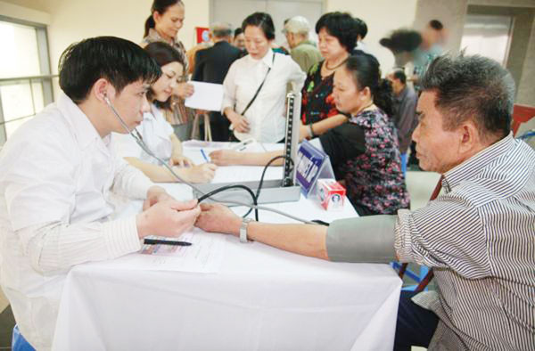 Thủ tướng Chính phủ yêu cầu Bộ Y tế nghiên cứu, tham khảo các nội dung báo chí phản ánh về tình trạng thiếu bác sĩ và giá dịch vụ giường bệnh bất hợp lý. (Ảnh minh hoạ: VGP) Thủ tướng Chính phủ yêu cầu Bộ Y tế nghiên cứu, tham khảo các nội dung báo chí phản ánh về tình trạng thiếu bác sĩ và giá dịch vụ giường bệnh bất hợp lý. (Ảnh minh hoạ: VGP)