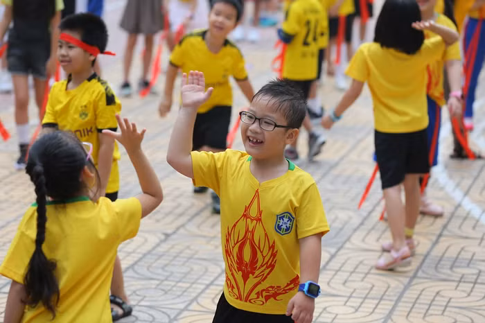 Cùng high-five và chúc nhau những điều tốt lành.