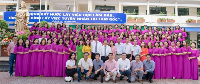 Tập thể sư phạm Trường Tiểu học Quang Trung – Lãnh đạo Thành phố đến trao Cờ thi đua Chính phủ Tập thể sư phạm Trường Tiểu học Quang Trung – Lãnh đạo Thành phố đến trao Cờ thi đua Chính phủ