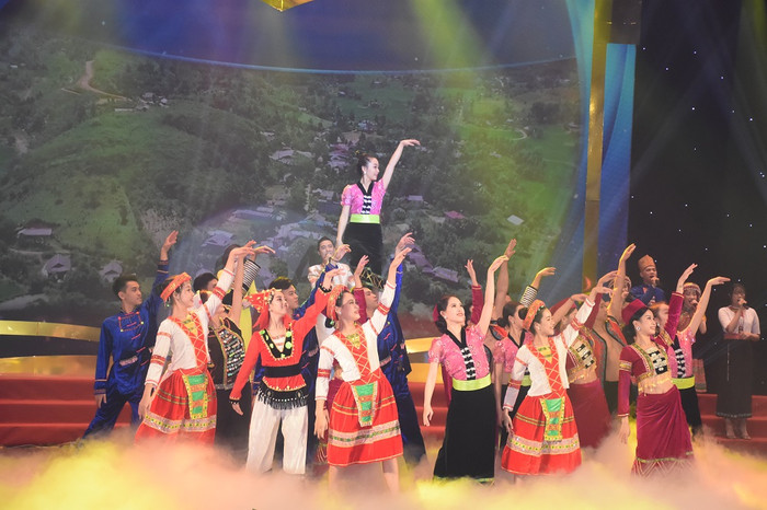 Tiết mục văn nghệ “Non sông ngàn năm gấm vóc” mở đầu buổi lễ. (Ảnh: Đức Minh)