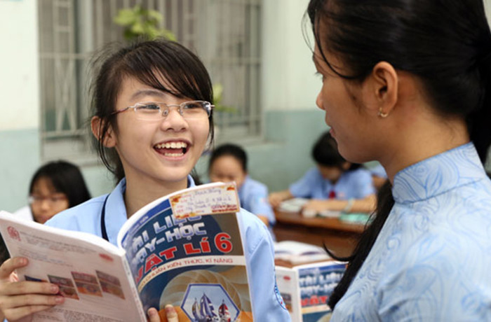Giáo viên phải có nhiều bộ sách khác nhau để học, tự học, tự tham khảo. (Ảnh minh hoạ: antgct.cand.com.vn) Giáo viên phải có nhiều bộ sách khác nhau để học, tự học, tự tham khảo. (Ảnh minh hoạ: antgct.cand.com.vn)