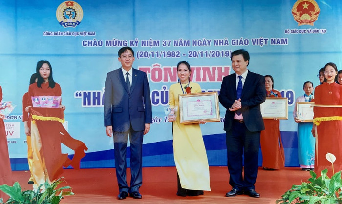 Cô Nguyễn Nữ Thu Thủy nhận bằng khen tại Lễ tri ân, tôn vinh các nhà giáo 2019. (Ảnh NVCC) Cô Nguyễn Nữ Thu Thủy nhận bằng khen tại Lễ tri ân, tôn vinh các nhà giáo 2019. (Ảnh NVCC)