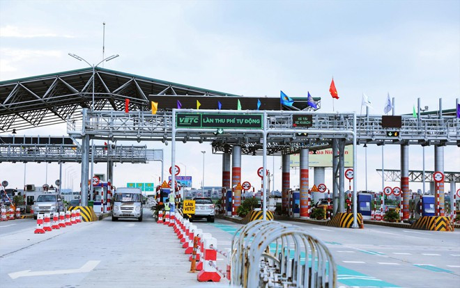 Phó Thủ tướng Trịnh Đình Dũng yêu cầu Bộ Giao thông vận tải báo cáo Thủ tướng Chính phủ trước ngày 30/11/2019 về tiến độ triển khai hệ thống thu phí dịch vụ sử dụng đường bộ theo hình thức điện tử không dừng. (Ảnh minh hoạ: VGP)
