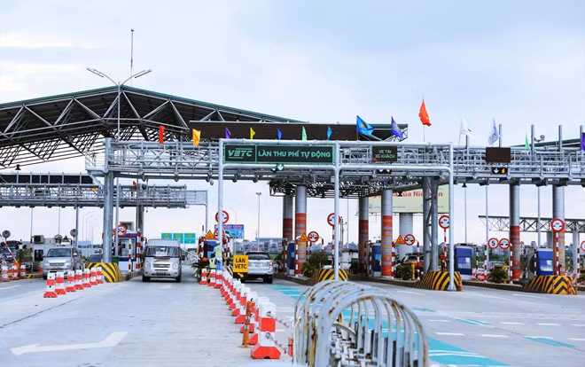 Phó Thủ tướng Trịnh Đình Dũng yêu cầu Bộ Giao thông vận tải báo cáo Thủ tướng Chính phủ trước ngày 30/11/2019 về tiến độ triển khai hệ thống thu phí dịch vụ sử dụng đường bộ theo hình thức điện tử không dừng. (Ảnh minh hoạ: VGP)