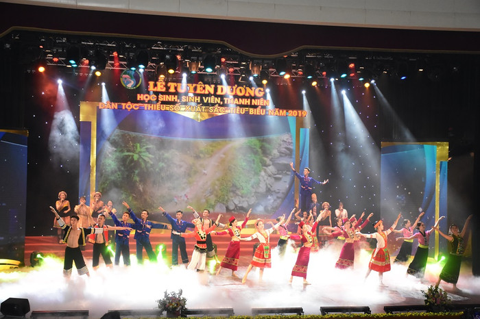 Tiết mục mang lại một không gian đầy sắc màu rực rỡ... (Ảnh: Đức Minh)