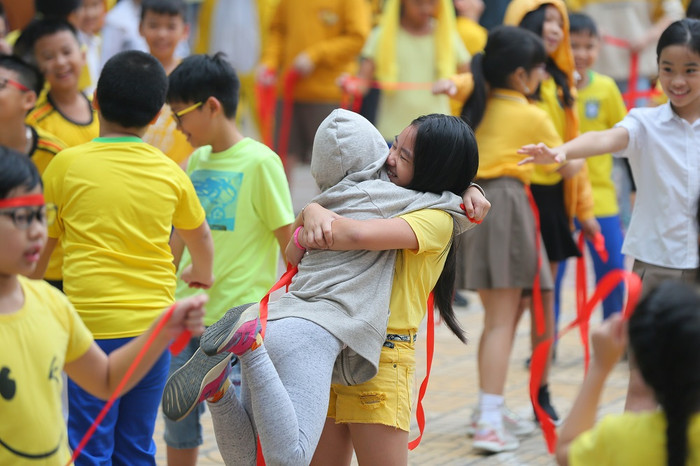 Học sinh không ngại trao những cái ôm thắm thiết tình bạn bè, thầy cô.
