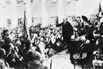 Lãnh tụ Đảng Bolshevich V. I. Lenin tuyên bố thành lập chính quyền Xô Viết tại Đại hội Xô Viết toàn Nga ngày 7/11/1917 tại điện Smolnya, ngay sau khi chiếm Cung điện mùa Đông. (Ảnh tư liệu)