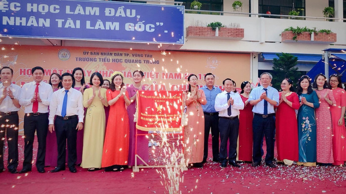 Mừng ngày 20/11/2019, đón nhận Cờ thi đua của Chính phủ năm học 2018-2019 Mừng ngày 20/11/2019, đón nhận Cờ thi đua của Chính phủ năm học 2018-2019