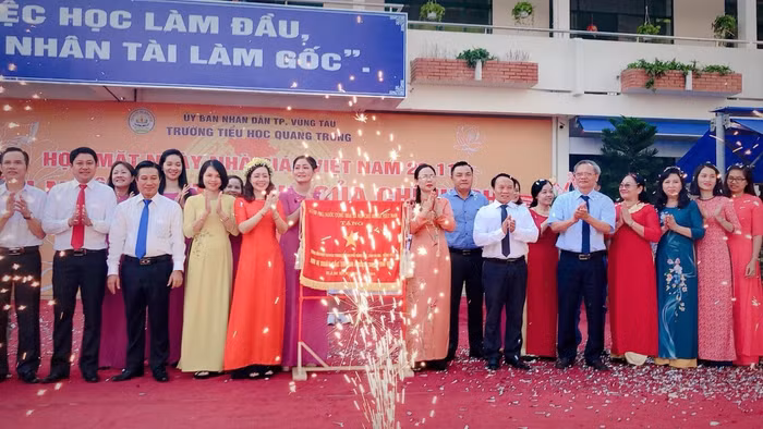 Mừng ngày 20/11/2019, đón nhận Cờ thi đua của Chính phủ năm học 2018-2019