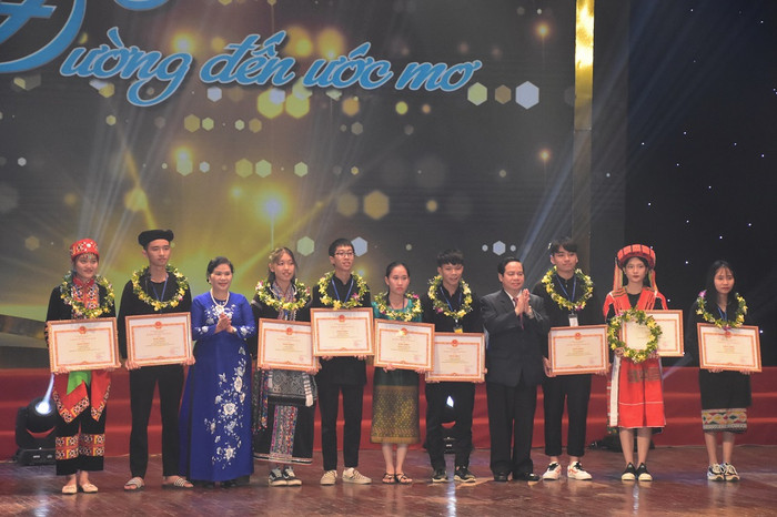 Các em dân tộc thiểu số dưới 10.000 người đạt kết quả cao trong kỳ thi đại học năm 2019. (Ảnh: Đức Minh)