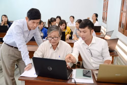 Tập huấn, bồi dưỡng giáo viên là khâu chuẩn bị quan trọng thực hiện chương trình mới. (Ảnh minh hoạ: Giaoducthoidai.vn)