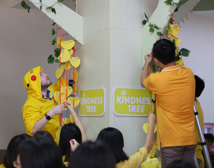 Cùng treo những tấm thiệp xinh xắn, ghi lại những việc tốt của mỗi người lên Cây Nhân ái, từ đó lan toả hành động tử tế.