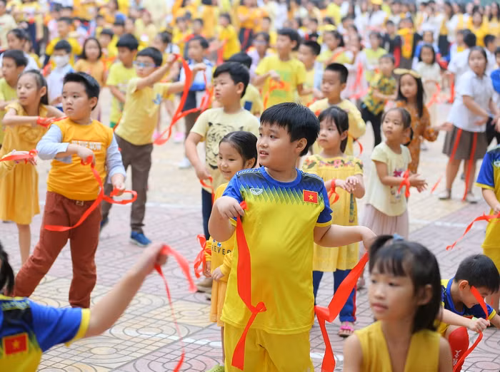 Các em cùng tham gia một điệu nhảy tập thể đầy hứng khởi.