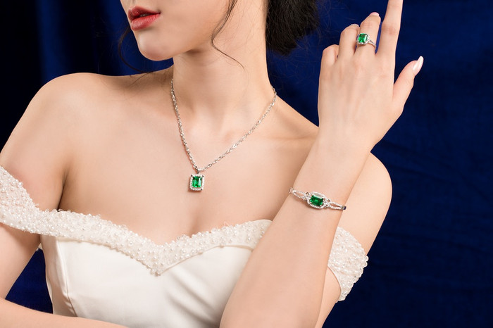 Các sản phẩm thuộc dòng A Jewelry Creation mang vẻ đẹp sang trọng, quý phái, nhằm tôn vinh sự xa hoa và đẳng cấp của khách hàng Các sản phẩm thuộc dòng A Jewelry Creation mang vẻ đẹp sang trọng, quý phái, nhằm tôn vinh sự xa hoa và đẳng cấp của khách hàng