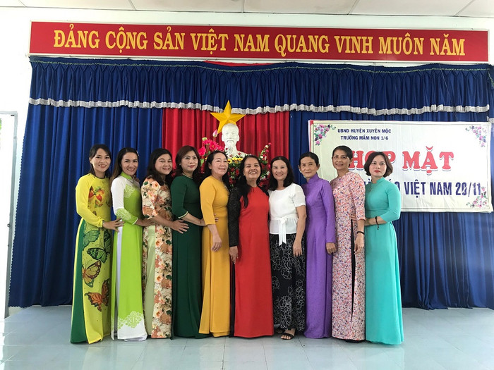 Cô giáo Thủy cùng các thế hệ giáo viên công tác tại trường Mầm Non 1/6. (Ảnh do tác giả cung cấp) Cô giáo Thủy cùng các thế hệ giáo viên công tác tại trường Mầm Non 1/6. (Ảnh do tác giả cung cấp)