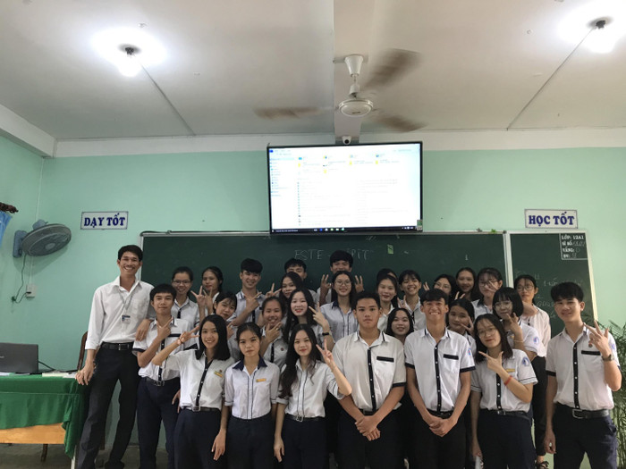 Thầy giáo Đặng Văn Tưởng (bìa trái) và học sinh lớp 12A1 Trường Trung học phổ thông Ngô Quyền - Bình Thuận. Thầy giáo Đặng Văn Tưởng (bìa trái) và học sinh lớp 12A1 Trường Trung học phổ thông Ngô Quyền - Bình Thuận.