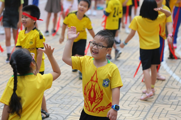 Cùng high-five và chúc nhau những điều tốt lành.