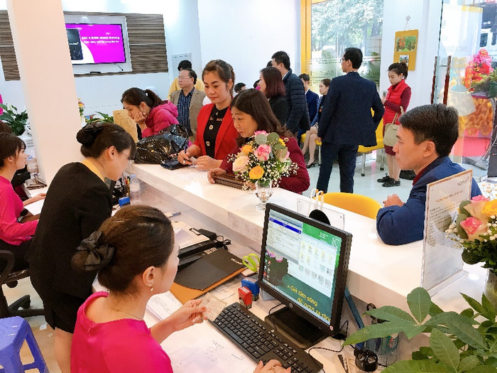Khách hàng giao dịch tại Chi nhánh Hà Giang trong ngày khai trương Khách hàng giao dịch tại Chi nhánh Hà Giang trong ngày khai trương