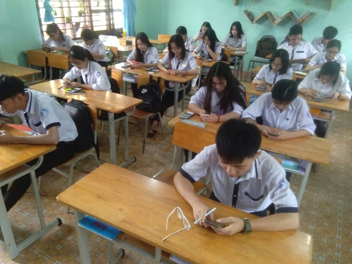 Học sinh thí điểm làm kiểm tra 15 phút môn Hóa học trên điện thoại di động Học sinh thí điểm làm kiểm tra 15 phút môn Hóa học trên điện thoại di động