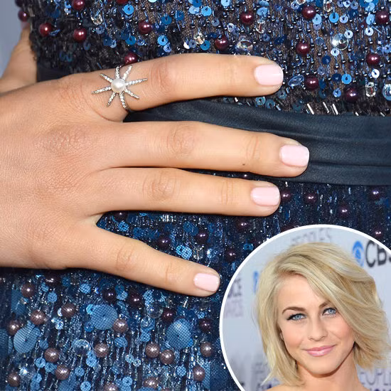 Nail màu hồng nhạt giúp "hạ nhiệt" bộ đầm đính sequin lấp lánh của Julianne Hough. Nail màu hồng nhạt giúp "hạ nhiệt" bộ đầm đính sequin lấp lánh của Julianne Hough.