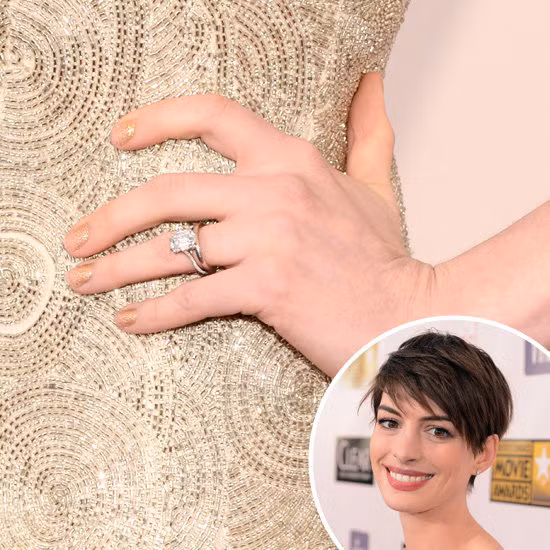 Anne Hathaway yêu thích màu nail vàng ánh kim. Anne Hathaway yêu thích màu nail vàng ánh kim.