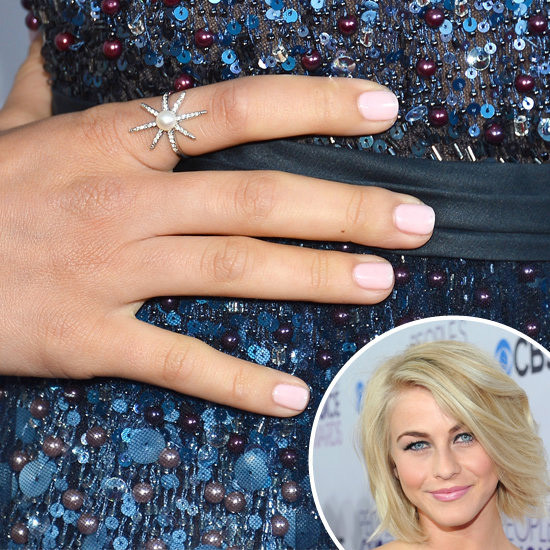 Nail màu hồng nhạt giúp "hạ nhiệt" bộ đầm đính sequin lấp lánh của Julianne Hough.