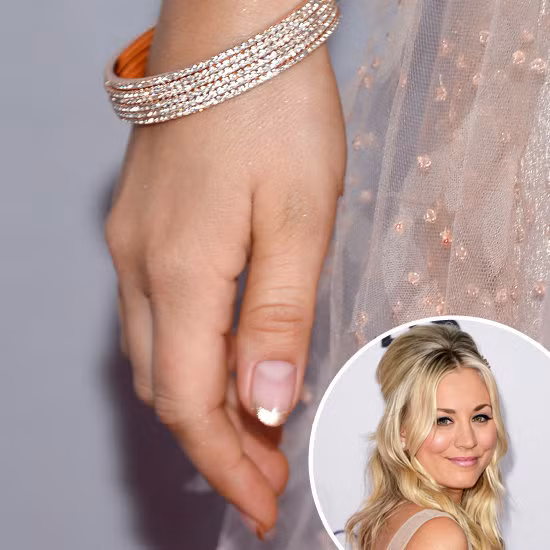 Kaley Cuoco chọn sơn móng màu bạc lấp lánh (chỉ đánh ở đầu móng) - một sự kết hợp ăn ý với phụ kiện và trang phục. Kaley Cuoco chọn sơn móng màu bạc lấp lánh (chỉ đánh ở đầu móng) - một sự kết hợp ăn ý với phụ kiện và trang phục.