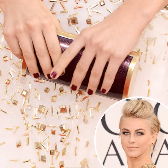 Nail màu đỏ mận của Julianne Hough rất "ton-sur-ton" với chiếc ví cầm tay. Nail màu đỏ mận của Julianne Hough rất "ton-sur-ton" với chiếc ví cầm tay.