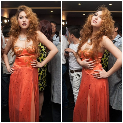 Phi Thanh Vân thường xuyên xuất hiện trong những bộ trang phục hở trên xẻ dưới vô cùng 'nóng mắt'.