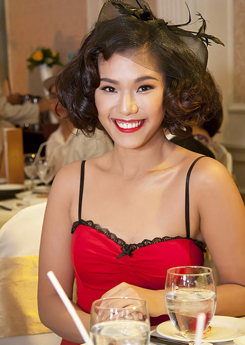 Ca sĩ Phương Vy có gương mặt nhỏ nhắn, thon gọn lẽ ra rất ăn ý với tóc xoăn ngắn nhưng mái tóc cô uốn cao lên gần nửa đầu vừa cầu kỳ, vừa già nua. Cộng thêm phong cách cổ điển dù có quý phái nhưng Phương Vy mất hẳn đi nét đẹp trẻ trung, mơn mởn của mình. Ca sĩ Phương Vy có gương mặt nhỏ nhắn, thon gọn lẽ ra rất ăn ý với tóc xoăn ngắn nhưng mái tóc cô uốn cao lên gần nửa đầu vừa cầu kỳ, vừa già nua. Cộng thêm phong cách cổ điển dù có quý phái nhưng Phương Vy mất hẳn đi nét đẹp trẻ trung, mơn mởn của mình.