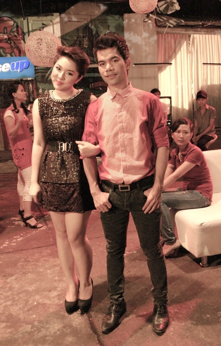 Làn da trắng và mịn màng của Trâm thực sự rất hợp với váy đen kèm thắt lưng cứng cáp. Làn da trắng và mịn màng của Trâm thực sự rất hợp với váy đen kèm thắt lưng cứng cáp.