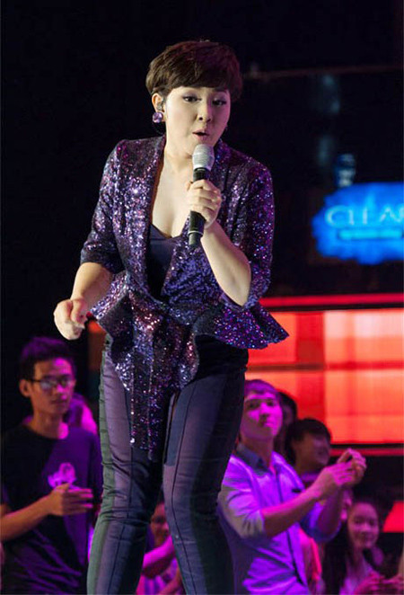 Cả cây màu tối vừa giúp Trâm che được bắp tay to lại có phần chiết eo và xòe peplum rất tôn dáng. Cả cây màu tối vừa giúp Trâm che được bắp tay to lại có phần chiết eo và xòe peplum rất tôn dáng.