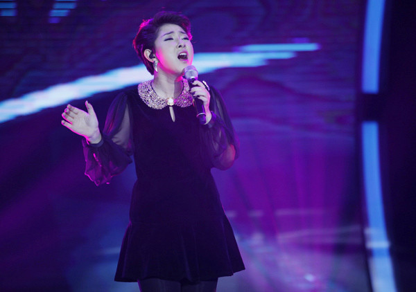 Chất liệu nhung vốn đã già dặn, lại thêm phần tay dài và cổ tròn kín làm cô nàng trông hơi dừ. Chất liệu nhung vốn đã già dặn, lại thêm phần tay dài và cổ tròn kín làm cô nàng trông hơi dừ.