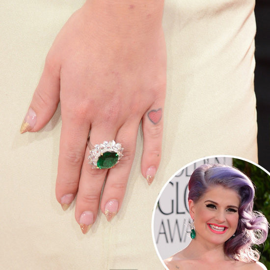 Với kiểu nail hình quả hạnh của Kelly Osbourne, bạn chỉ cần tỉa móng kỹ càng một chút, còn cách sơn móng lại rất đơn giản.