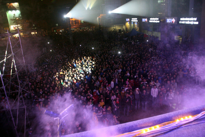 Khán giả nô nức đến và... ngửa cổ xem Minh Hằng biểu diễn. Cùng sự kiện: Tuấn Hưng khiến fan ngây ngất vì hành động đẹp // Hoàng Thùy Linh hất tóc, nhảy bốc lửa trên cao 5m