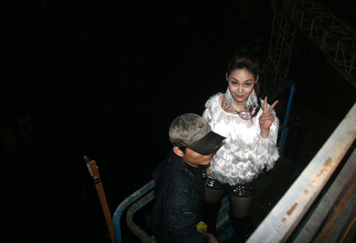 Cô tỏ ra hài lòng với phần biểu diễn của mình. Cùng sự kiện: Tuấn Hưng khiến fan ngây ngất vì hành động đẹp // Hoàng Thùy Linh hất tóc, nhảy bốc lửa trên cao 5m