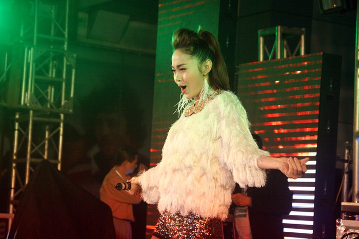 Cùng sự kiện: Tuấn Hưng khiến fan ngây ngất vì hành động đẹp // Hoàng Thùy Linh hất tóc, nhảy bốc lửa trên cao 5m