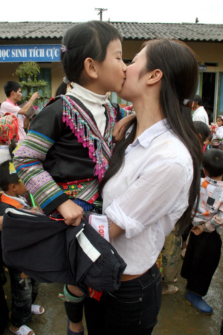 Một em nhỏ Suối Giàng giành tình cảm cho Lisa Vân Anh trong chuyến hành trình mang bữa cơm có thịt lên Suối Giàng, Yên Bái. Ảnh: Văn Trinh