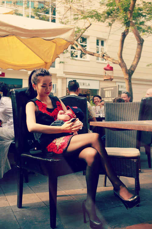 "Tôi cũng thích thể loại âm nhạc đường phố này, khi nghe nhạc ngoài trời với đứa bé trong lòng thật thanh thản, bình yên và gợi cho tôi thiên chức làm mẹ".