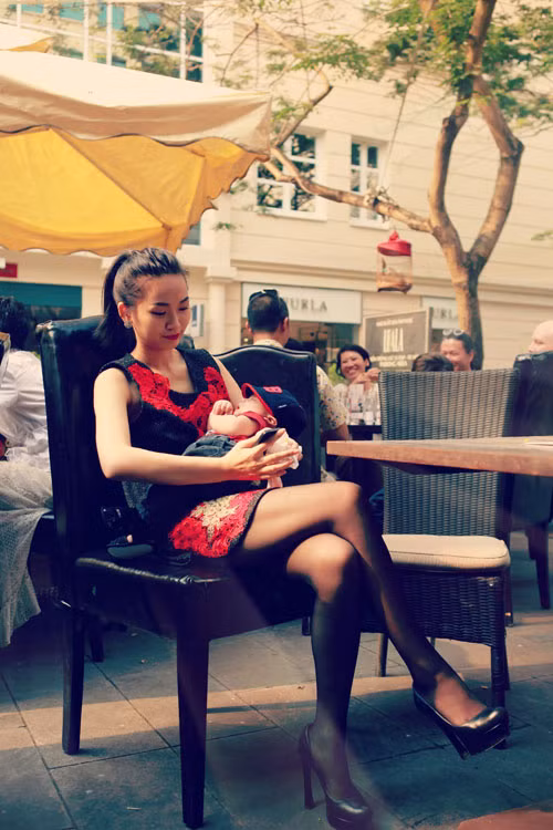 "Tôi cũng thích thể loại âm nhạc đường phố này, khi nghe nhạc ngoài trời với đứa bé trong lòng thật thanh thản, bình yên và gợi cho tôi thiên chức làm mẹ".