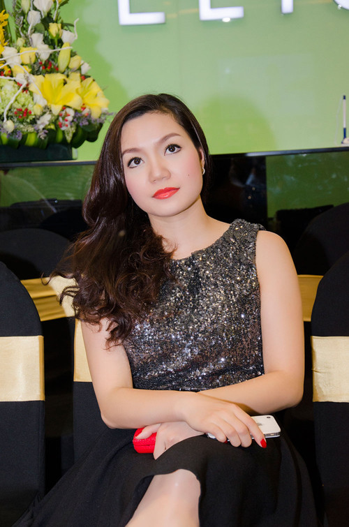 Ngọc Anh đến sự kiện sớm và chọn cho mình chỗ ngồi ưng ý để quan sát biểu diễn. Ngọc Anh đến sự kiện sớm và chọn cho mình chỗ ngồi ưng ý để quan sát biểu diễn.