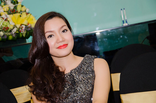 Ca sỹ Ngọc Anh gợi cảm với màu son đỏ. Ca sỹ Ngọc Anh gợi cảm với màu son đỏ.