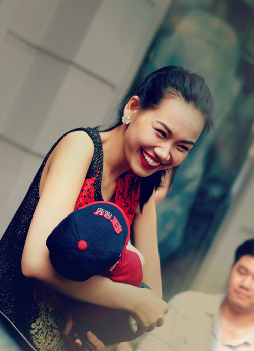 Người đẹp Tống Diệu Hằng cũng xuất hiện tại sự kiện LuaLa Concert với một cháu bé trên tay.