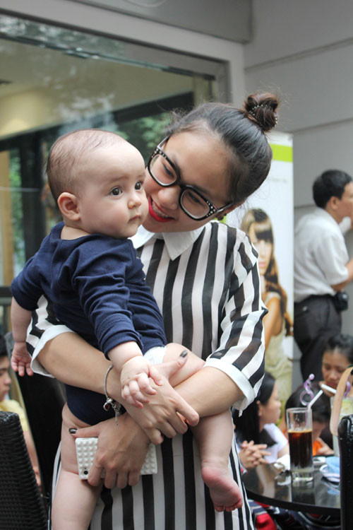 Thiện Thanh vui đùa với bé 6 tháng tuổi - con của nhạc sỹ Trí Minh, em trai Thanh Lam.
